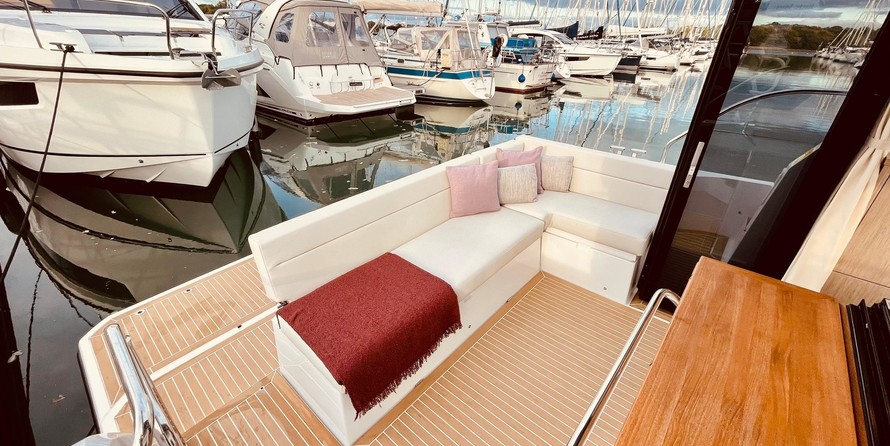 Sealine C335