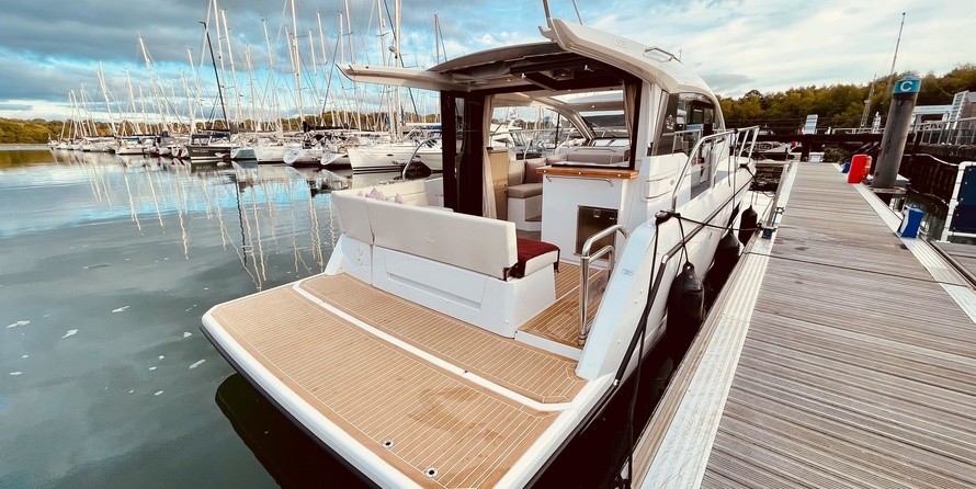 Sealine C335
