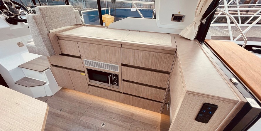 Sealine C335