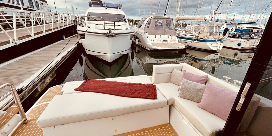 Sealine C335