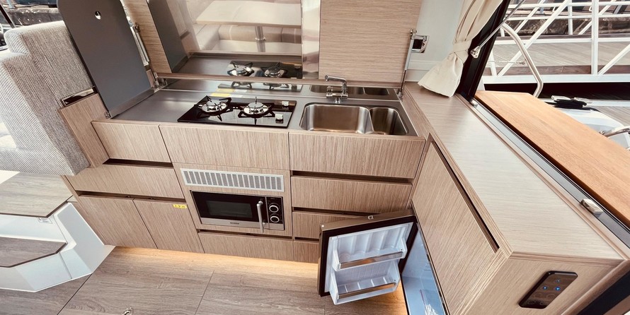Sealine C335