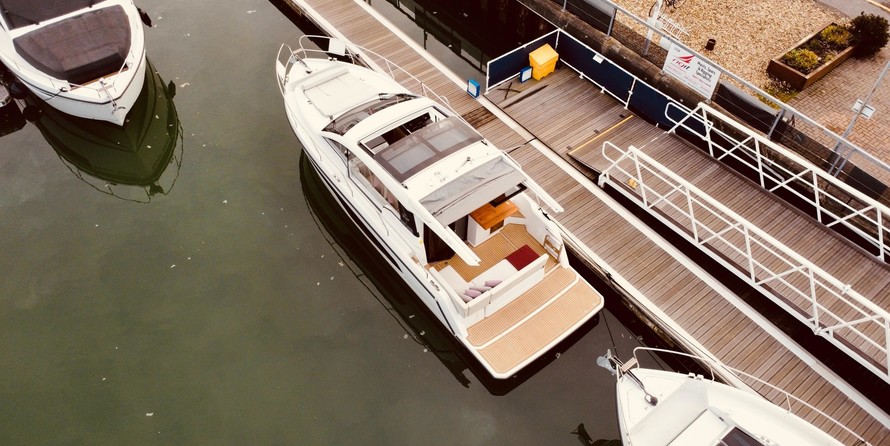 Sealine C335