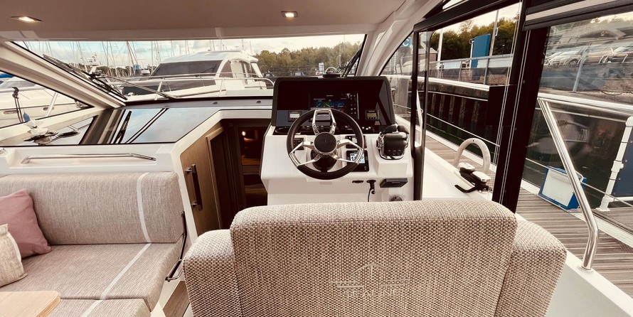 Sealine C335