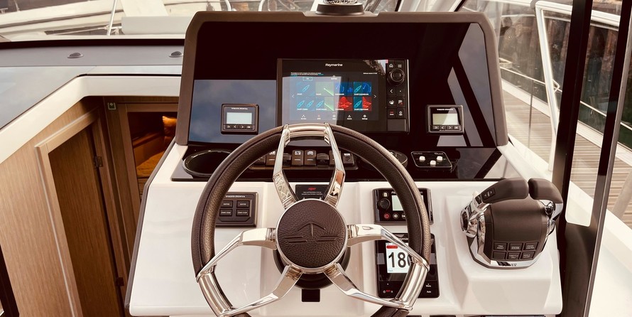 Sealine C335