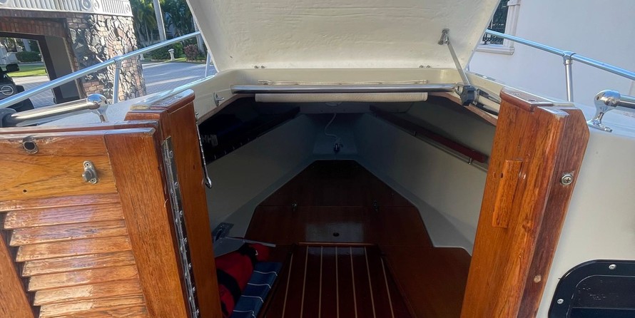 Boston Whaler 320 Outrage Cuddy Cabin