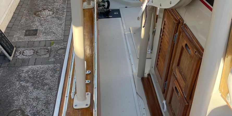 Boston Whaler 320 Outrage Cuddy Cabin