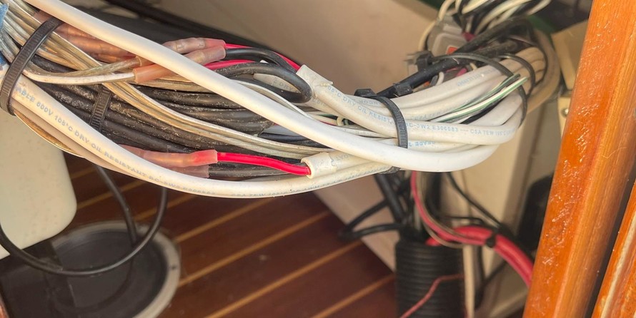 Boston Whaler 320 Outrage Cuddy Cabin