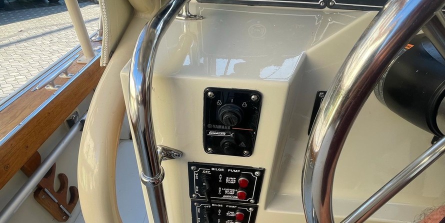 Boston Whaler 320 Outrage Cuddy Cabin