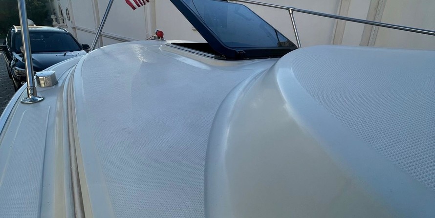 Boston Whaler 320 Outrage Cuddy Cabin