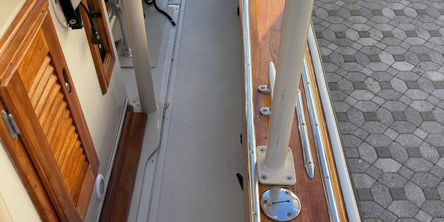 Boston Whaler 320 Outrage Cuddy Cabin