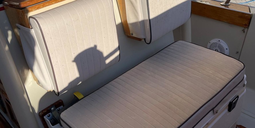 Boston Whaler 320 Outrage Cuddy Cabin