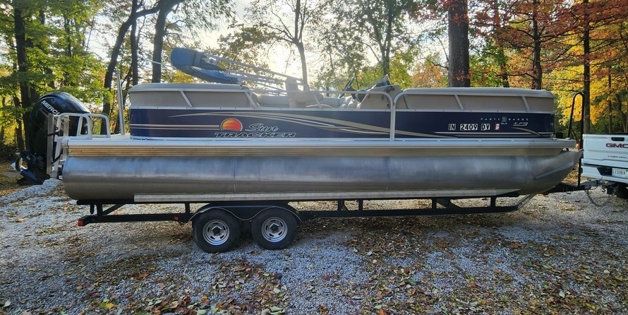 Sun Tracker Party Barge 24 DLX
