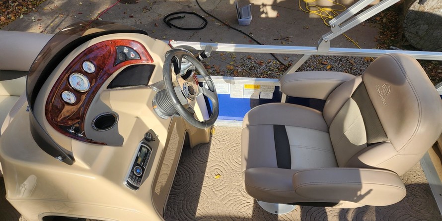 Sun Tracker Party Barge 24 DLX