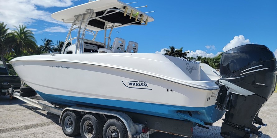 Boston Whaler 320 Outrage