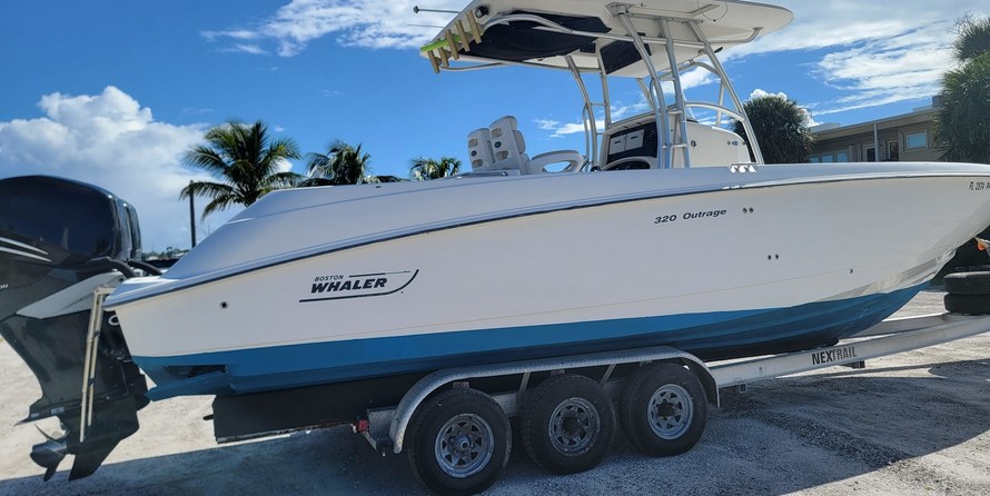Boston Whaler 320 Outrage