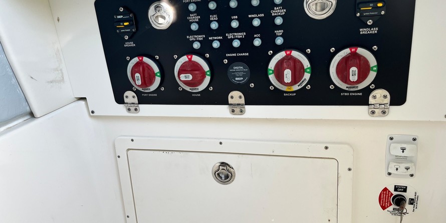 Century 2900 center console