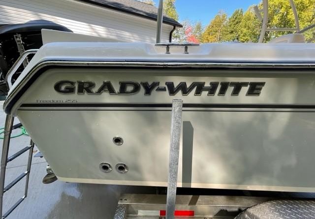 Grady-White Freedom 255