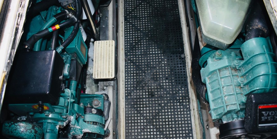 Broward 80 pilot house