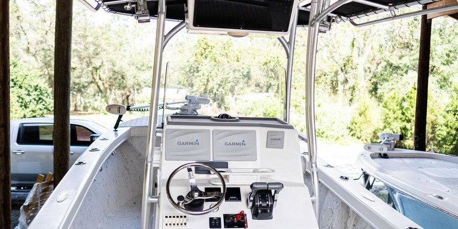 Intrepid 26 center console