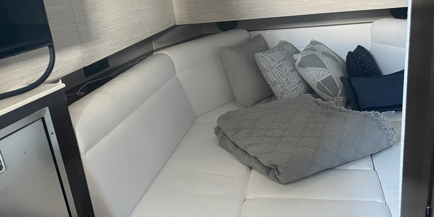 Cruisers Yachts 42 Cantius