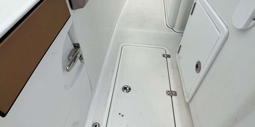 Angler Pro Boats 2900 center console