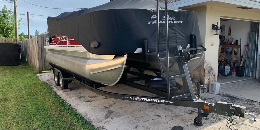 Sun Tracker Fishin Barge 20 DLX