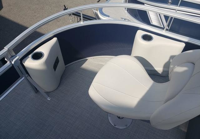 Sunchaser Boats Oasis 18 Fish