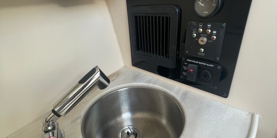 Grady-White Freedom 335