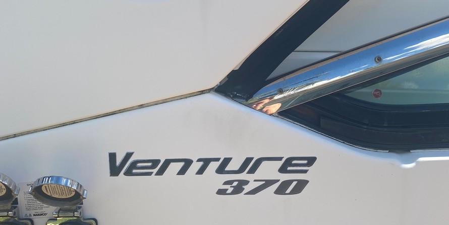 Sea Ray 370 Venture