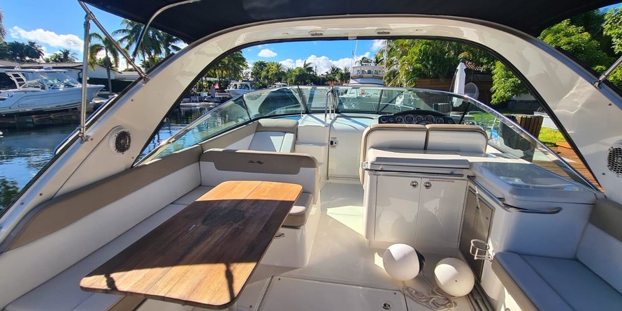 Sea Ray 370 Venture