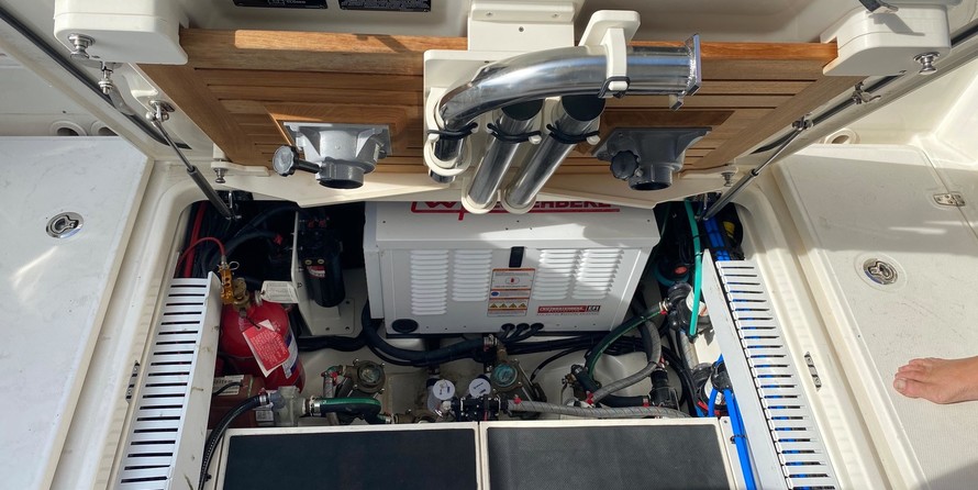 Boston Whaler 350 Realm