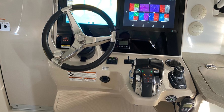 Boston Whaler 350 Realm