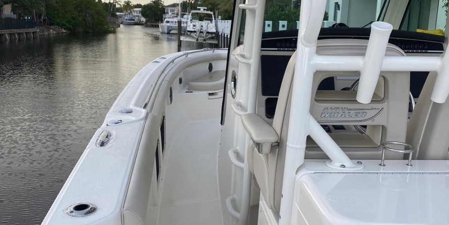 Boston Whaler 350 Outrage