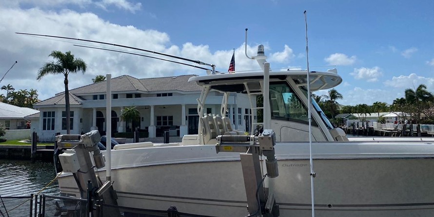 Boston Whaler 350 Outrage