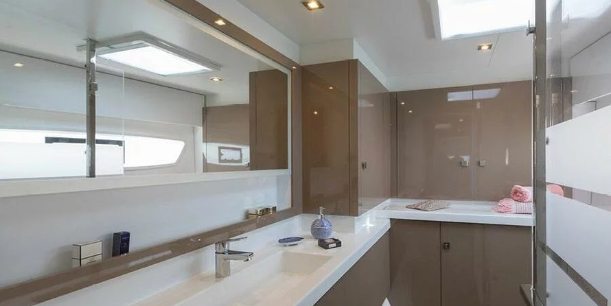 Fountaine Pajot Astrea 42