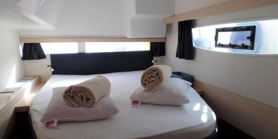 Fountaine Pajot Lucia 40