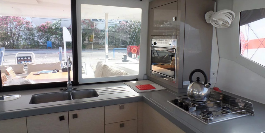 Fountaine Pajot Lucia 40