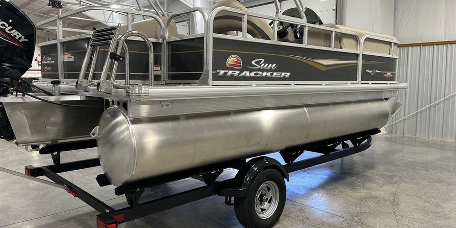 Sun Tracker Party Barge 18 DLX
