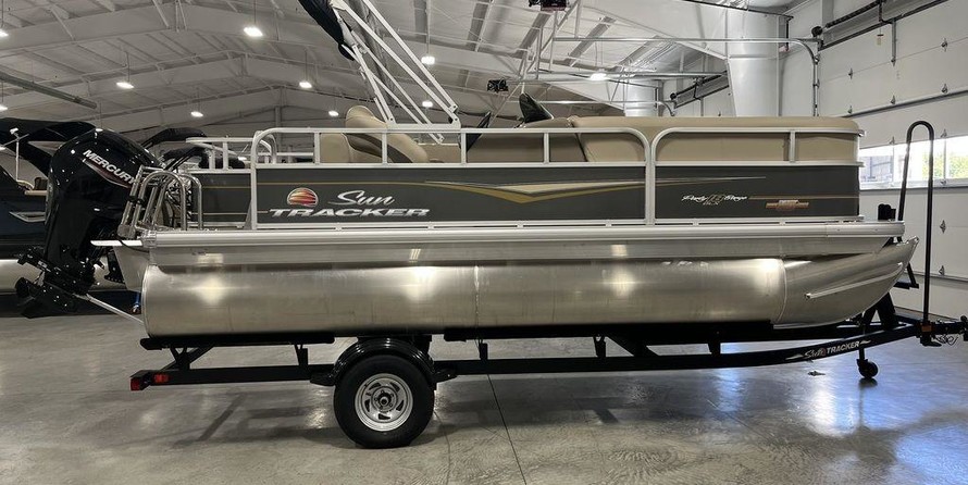 Sun Tracker Party Barge 18 DLX