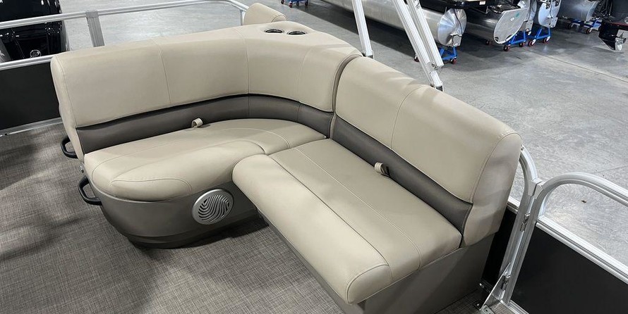 Sun Tracker Party Barge 18 DLX