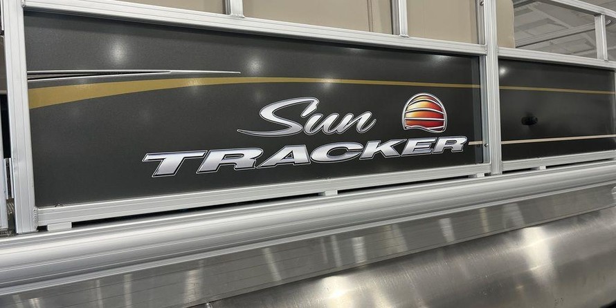 Sun Tracker Party Barge 18 DLX