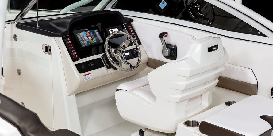 Robalo R247 Dual Console