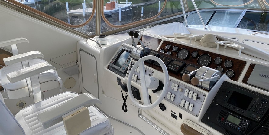 Sea ray 500 db sedan bridge