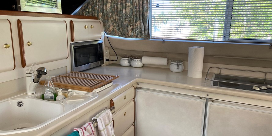 Sea ray 500 db sedan bridge