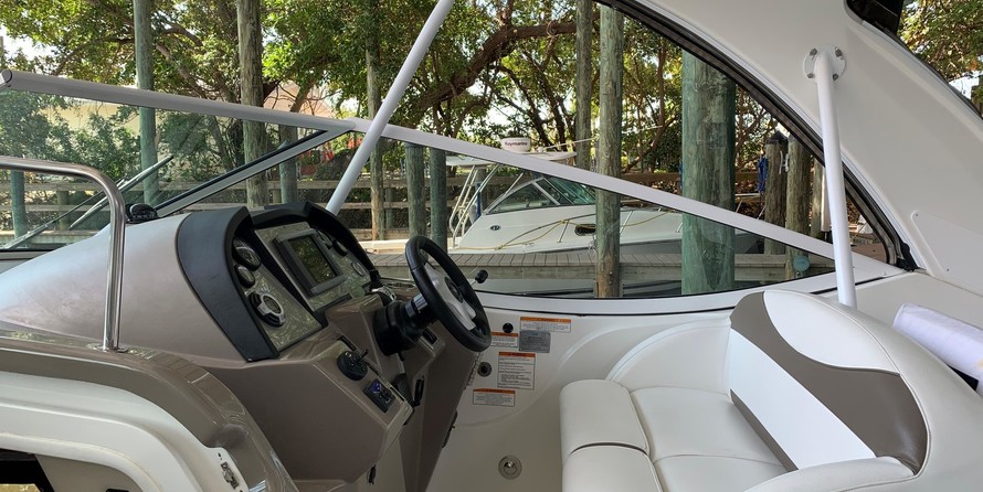 Cruisers Yachts 330 Express