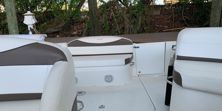 Cruisers Yachts 330 Express