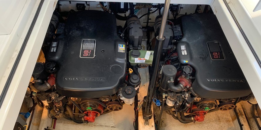 Cruisers Yachts 330 Express