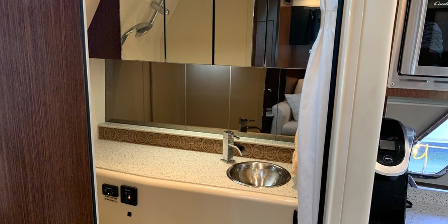 Cruisers Yachts 330 Express