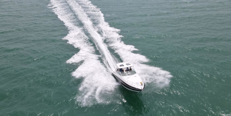 Cruisers Yachts 330 Express