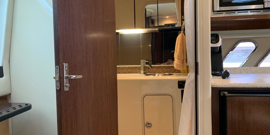 Cruisers Yachts 330 Express